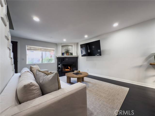 Agoura Hills, CA 91301,5275 Colodny Drive #4