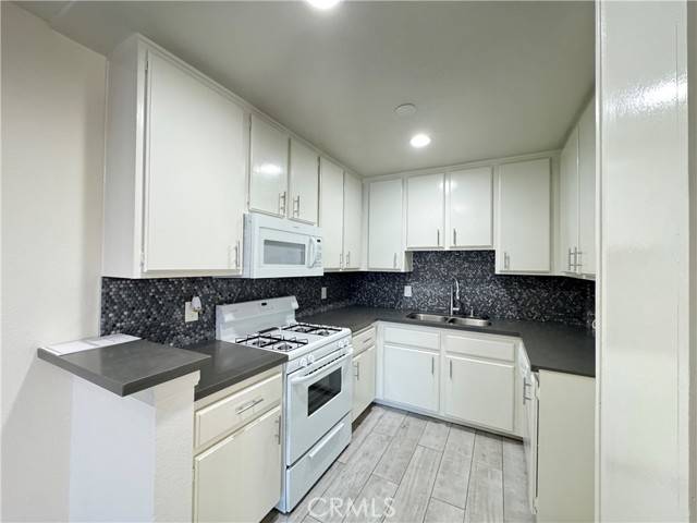 Valley Village, CA 91607,4717 Ben Avenue #103