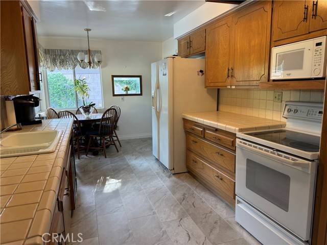 Newhall, CA 91321,23307 Maple Street
