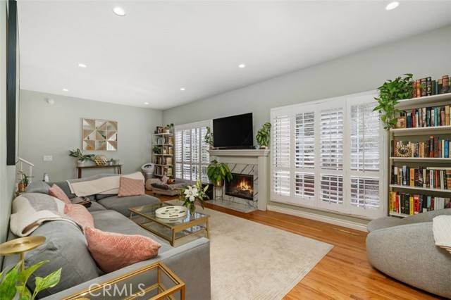 Toluca Lake, CA 91602,4444 Moorpark Way #202