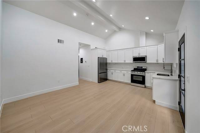 Glendale, CA 91201,1742 Flower Street
