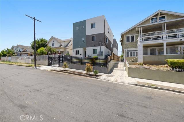 Los Angeles, CA 90006,1143 Irolo Street