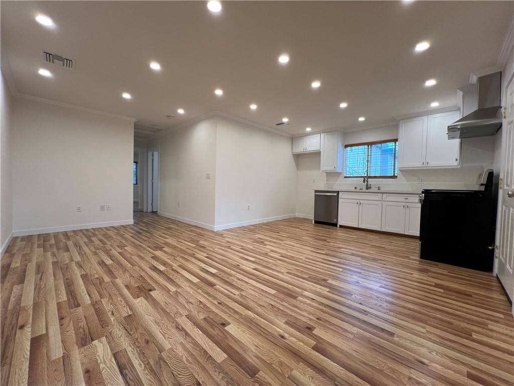Valley Glen, CA 91401,5742 Woodman Avenue #2