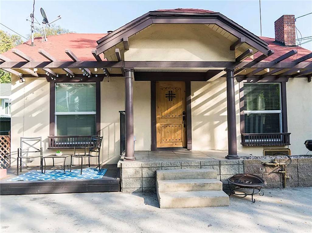 Los Angeles, CA 90068,2042 Holly Drive