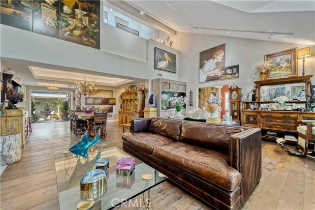 Woodland Hills, CA 91367,23134 Collins Street