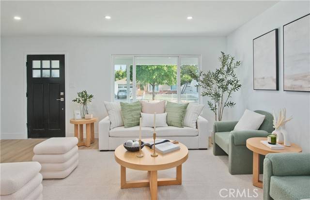 Lake Balboa, CA 91406,17007 Bassett Street