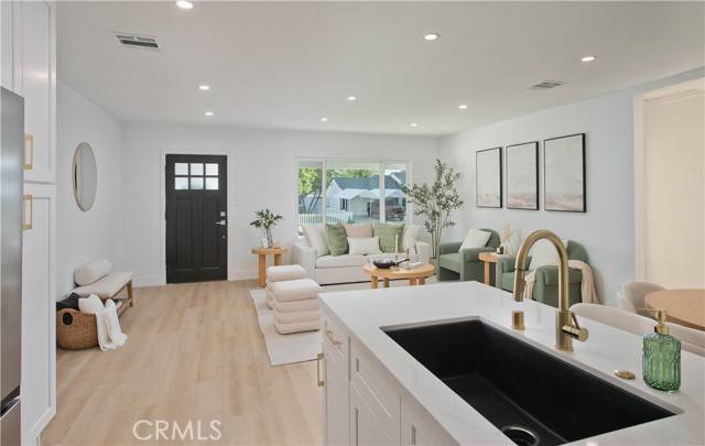 Lake Balboa, CA 91406,17007 Bassett Street