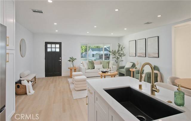 Lake Balboa, CA 91406,17007 Bassett Street