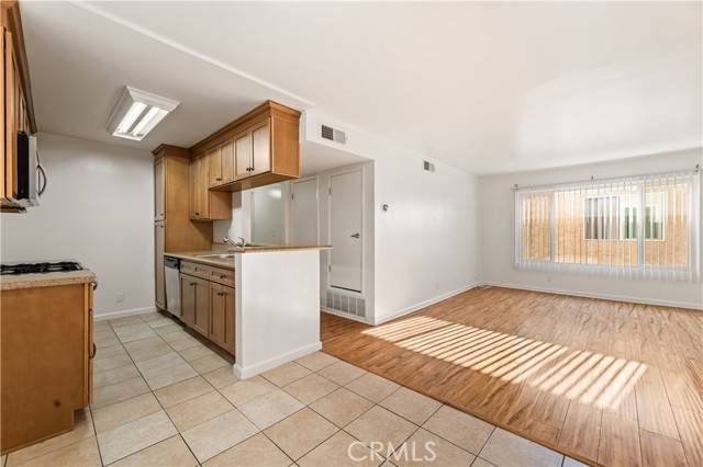 Winnetka, CA 91306,20327 Saticoy Street #205
