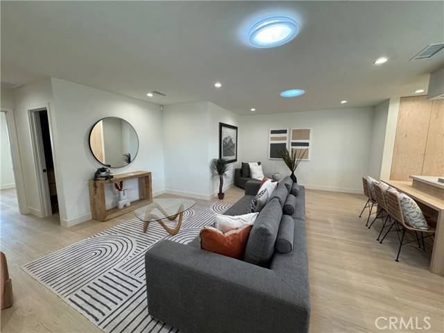 Tarzana, CA 91356,18848 Collins Street