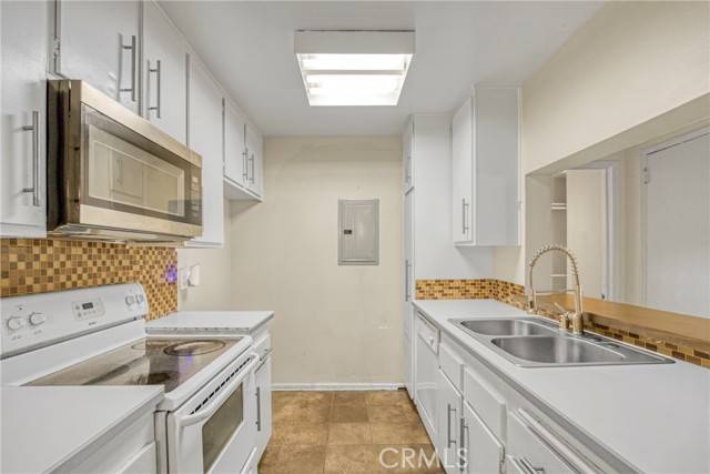 Encino, CA 91316,5460 White Oak Avenue #F105