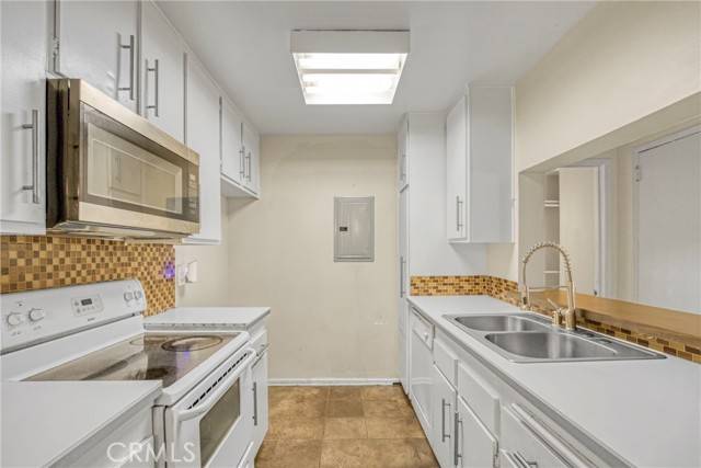 Encino, CA 91316,5460 White Oak Avenue #F105
