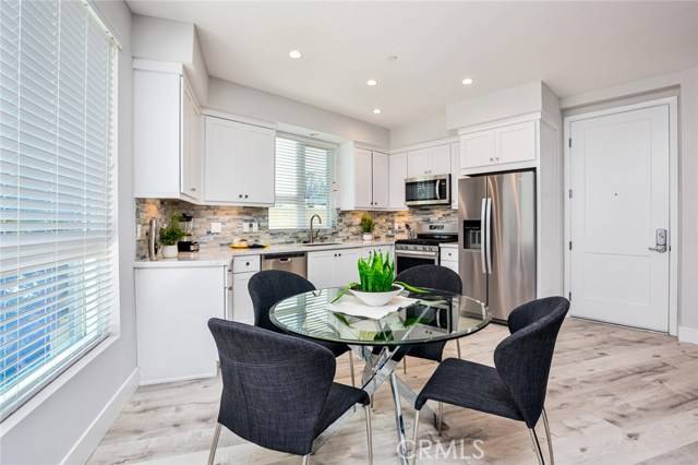 Studio City, CA 91602,10718 Acama Street #301