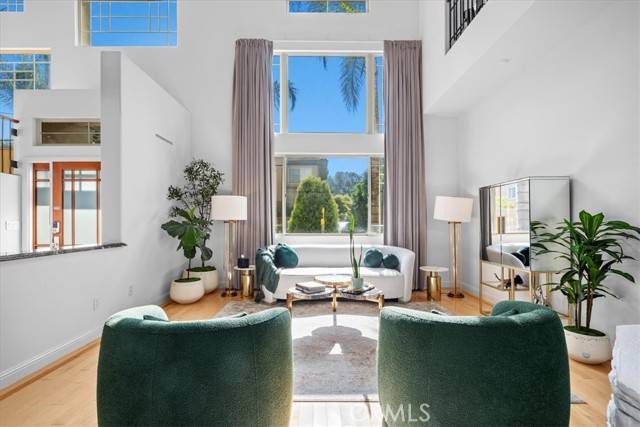Tarzana, CA 91356,18330 Hanan Court