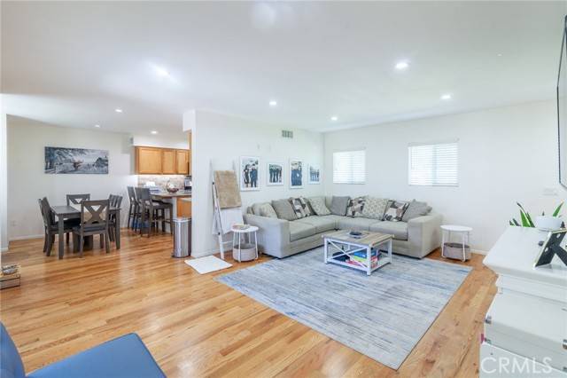 Mission Hills (san Fernando), CA 91345,10838 Burnet Avenue