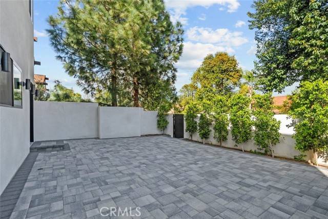 Woodland Hills, CA 91367,6245 N McLaren
