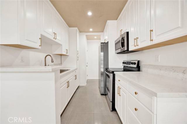 Encino, CA 91316,5320 Zelzah Avenue #106