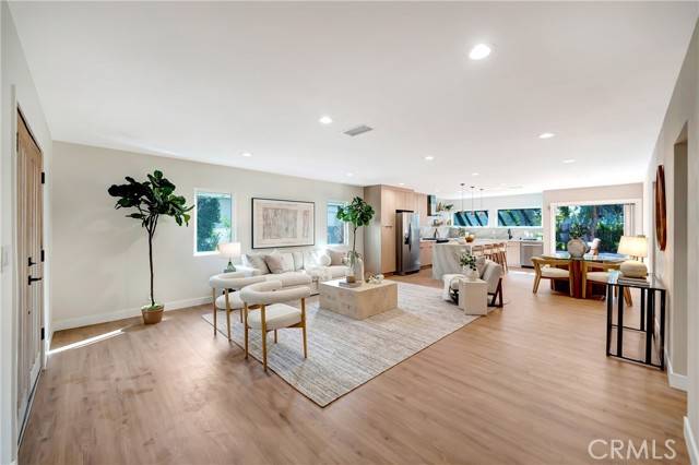 Woodland Hills, CA 91364,22122 Costanso