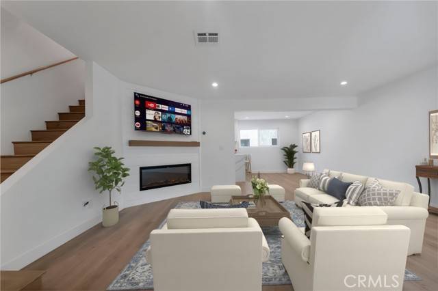 Tarzana, CA 91356,18550 Hatteras Street #94
