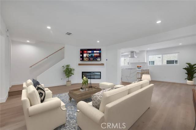 Tarzana, CA 91356,18550 Hatteras Street #94