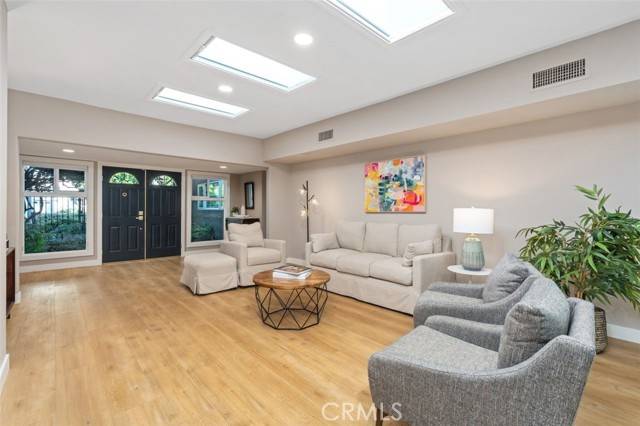 Woodland Hills, CA 91367,6207 Capistrano Avenue