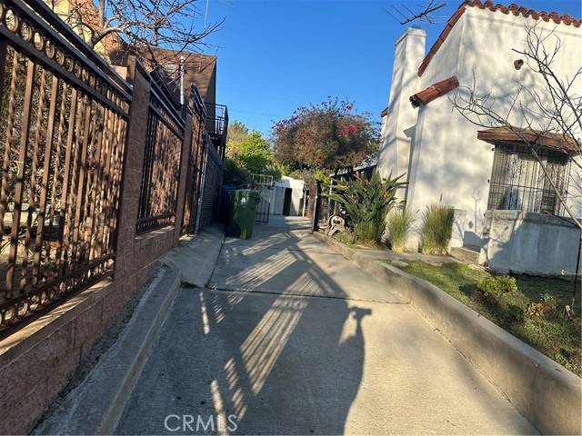 Los Angeles, CA 90046,733 N Sierra Bonita Avenue