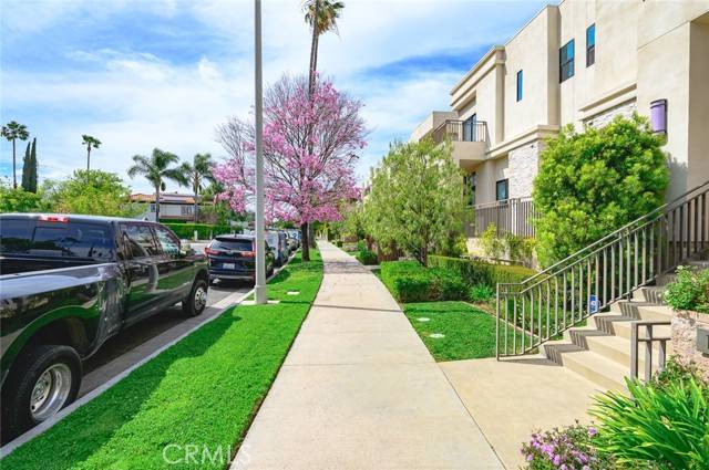 Tarzana, CA 91356,18719 Redwing Street