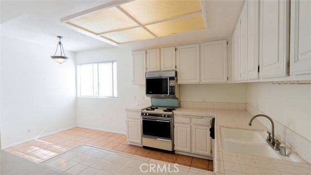 Van Nuys, CA 91405,7311 Kester Avenue #11