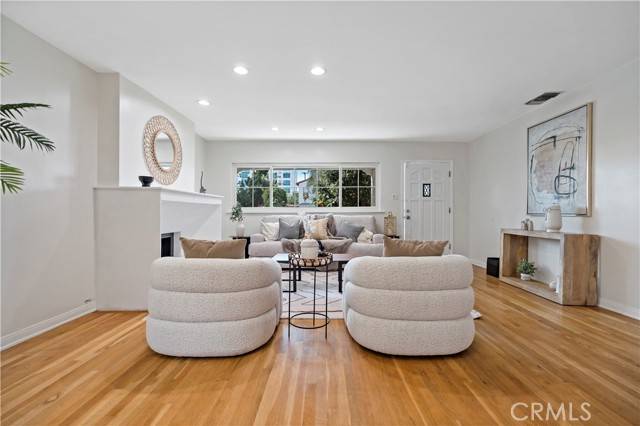 Beverly Hills, CA 90211,124 N Le Doux Road