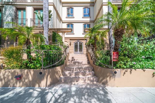 Beverly Hills, CA 90212,132 S Crescent Drive #202