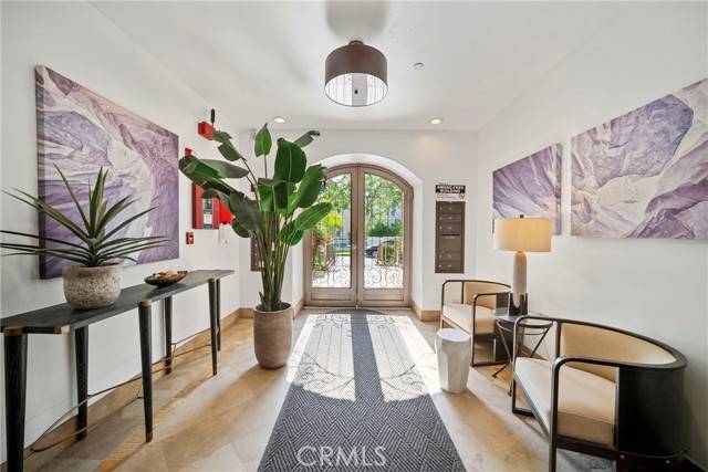 Beverly Hills, CA 90212,132 S Crescent Drive #202