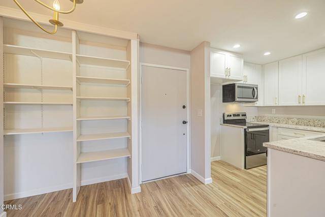 Canoga Park, CA 91304,21800 Schoenborn Street #163