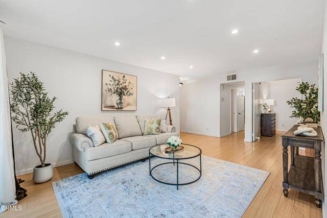 Calabasas, CA 91302,4722 Park Granada #206