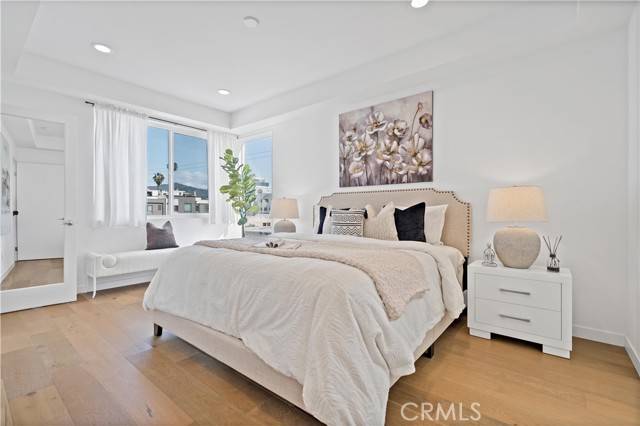 Los Angeles, CA 90038,1242 Gordon Street