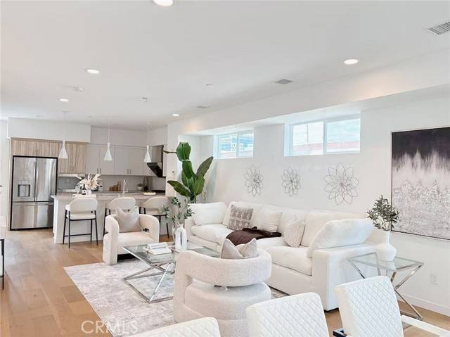 Los Angeles, CA 90038,1242 Gordon Street