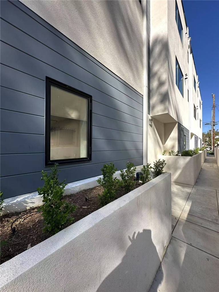 Los Angeles, CA 90042,814 chestnut Avenue