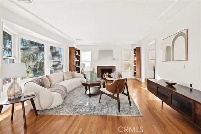 Los Angeles, CA 90027,4273 Holly Knoll Drive