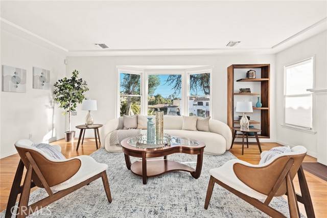 Los Angeles, CA 90027,4273 Holly Knoll Drive