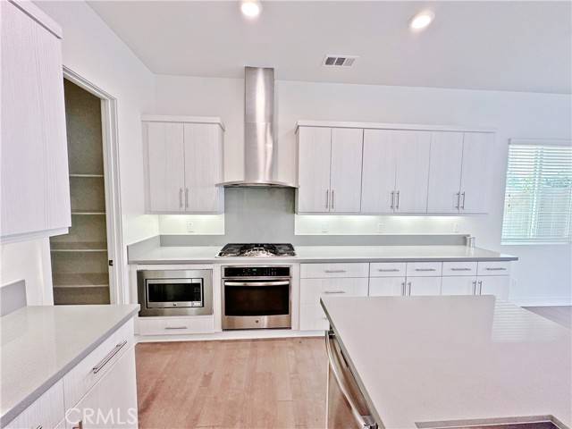 Irvine, CA 92618,229 Radial