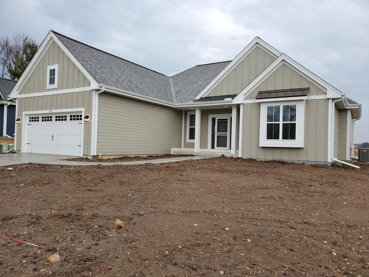 Pewaukee, WI 53072,383 Sandy CIRCLE