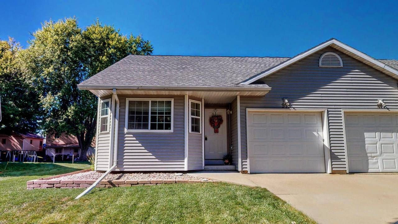 Jefferson, WI 53549,915 Parkwood LANE