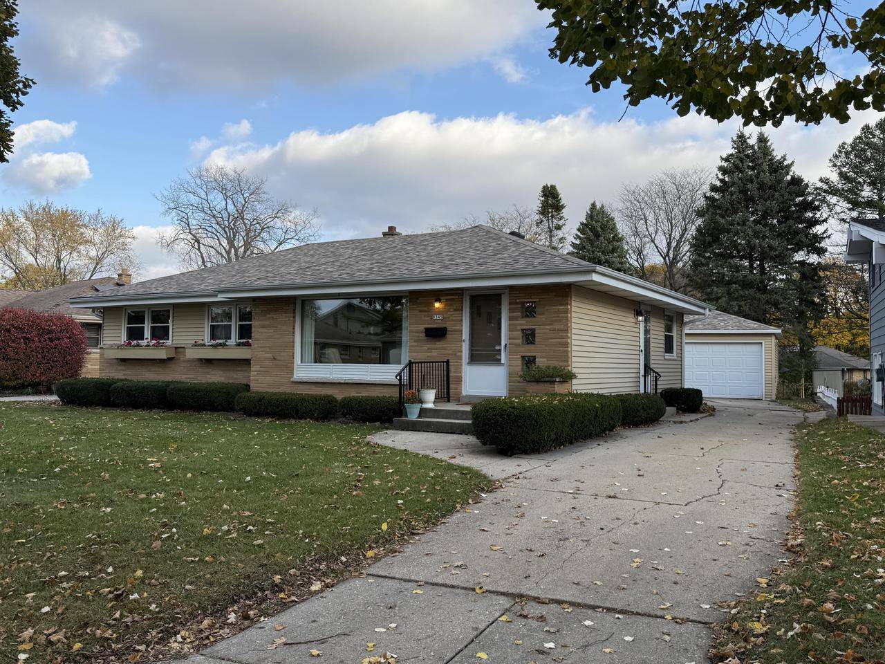 West Allis, WI 53219,8345 W Dreyer PLACE