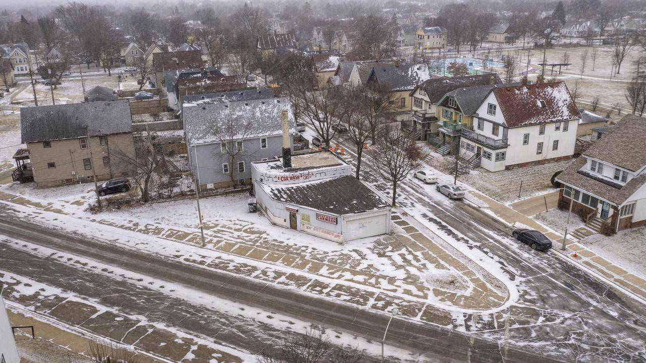Milwaukee, WI 53206,2053 W Hopkins STREET