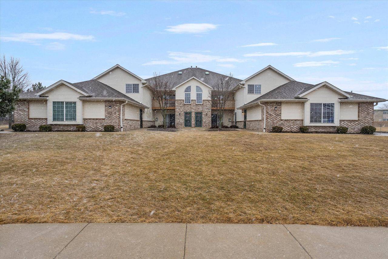 Greenfield, WI 53220,4881 W Maple Leaf CIRCLE #5-4