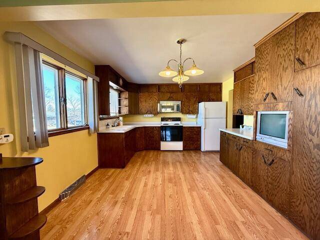 Caledonia, MN 55921,323 Badger STREET N