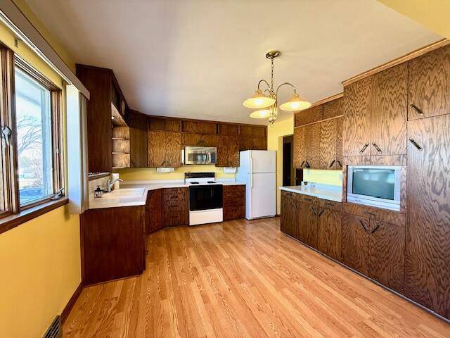 Caledonia, MN 55921,323 Badger STREET N