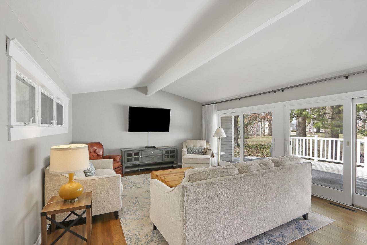 Fontana, WI 53125,831 Sauganash DRIVE