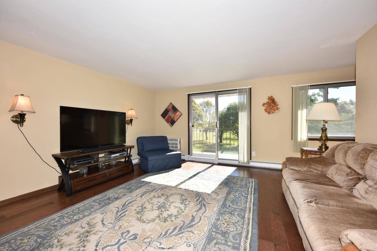 Greenfield, WI 53220,6175 W Howard AVENUE #7
