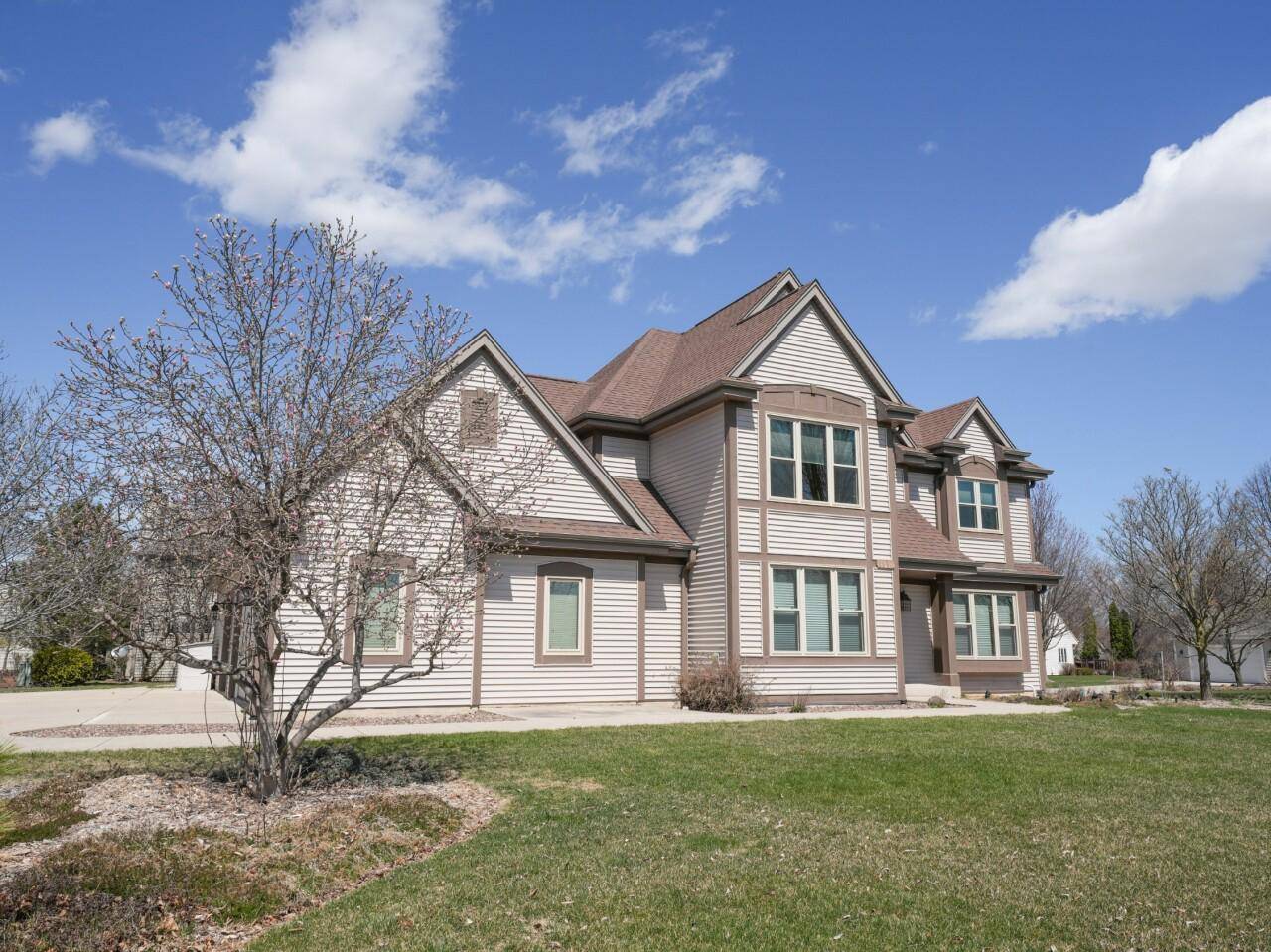 Franklin, WI 53132,8800 W Marshfield COURT