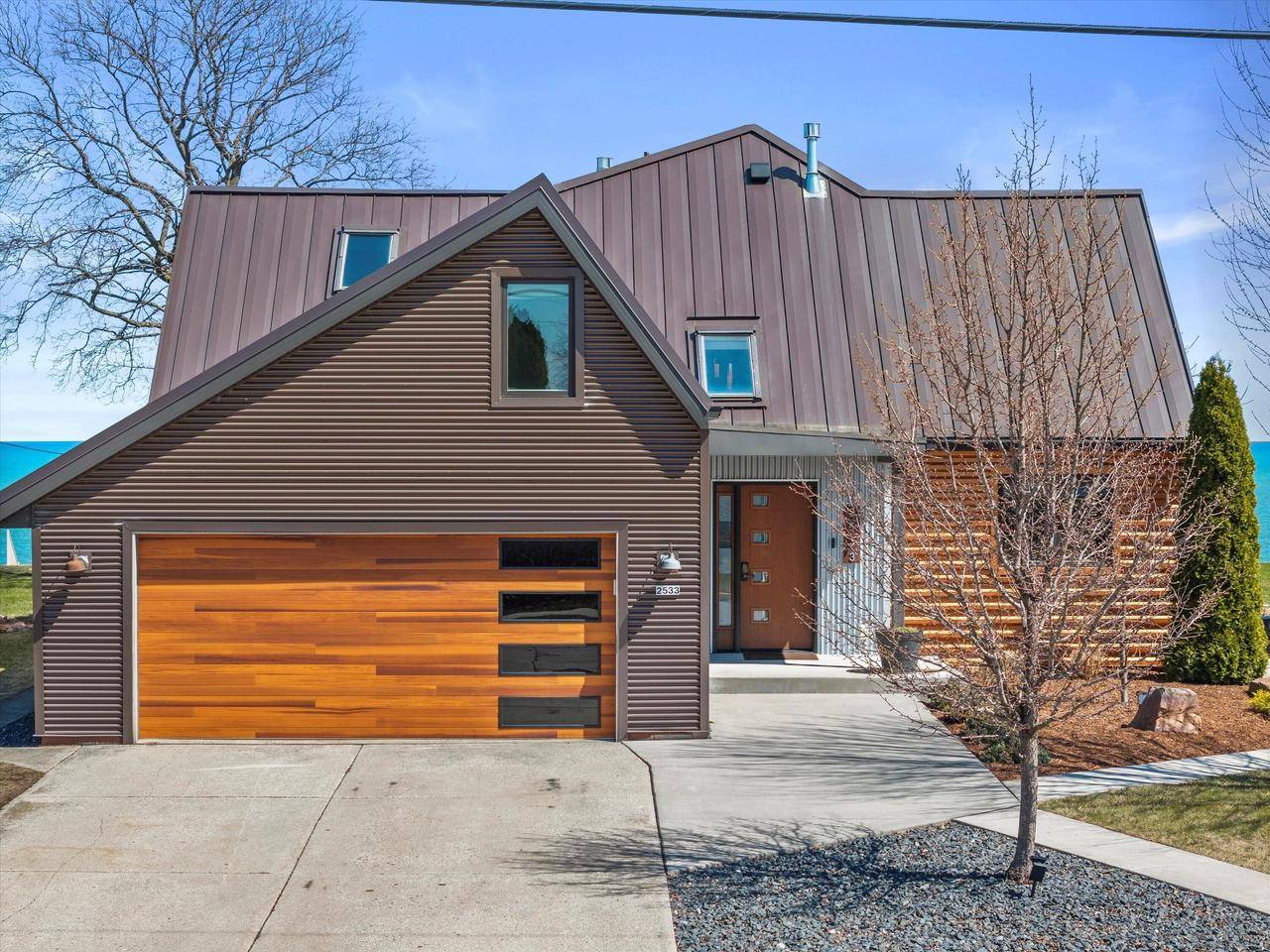 Sheboygan, WI 53081,2533 Lakeshore DRIVE